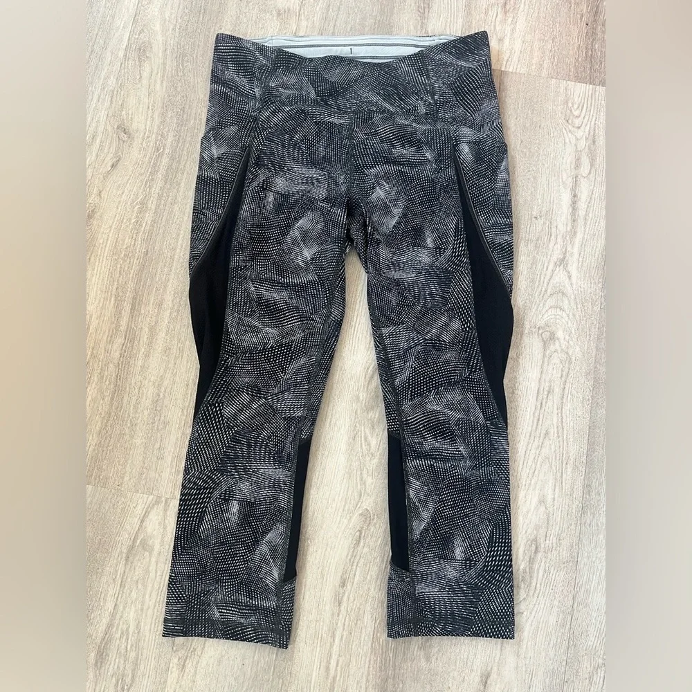 Lululemon‎ 8 Run Off Route Mid Rise Crop Legging